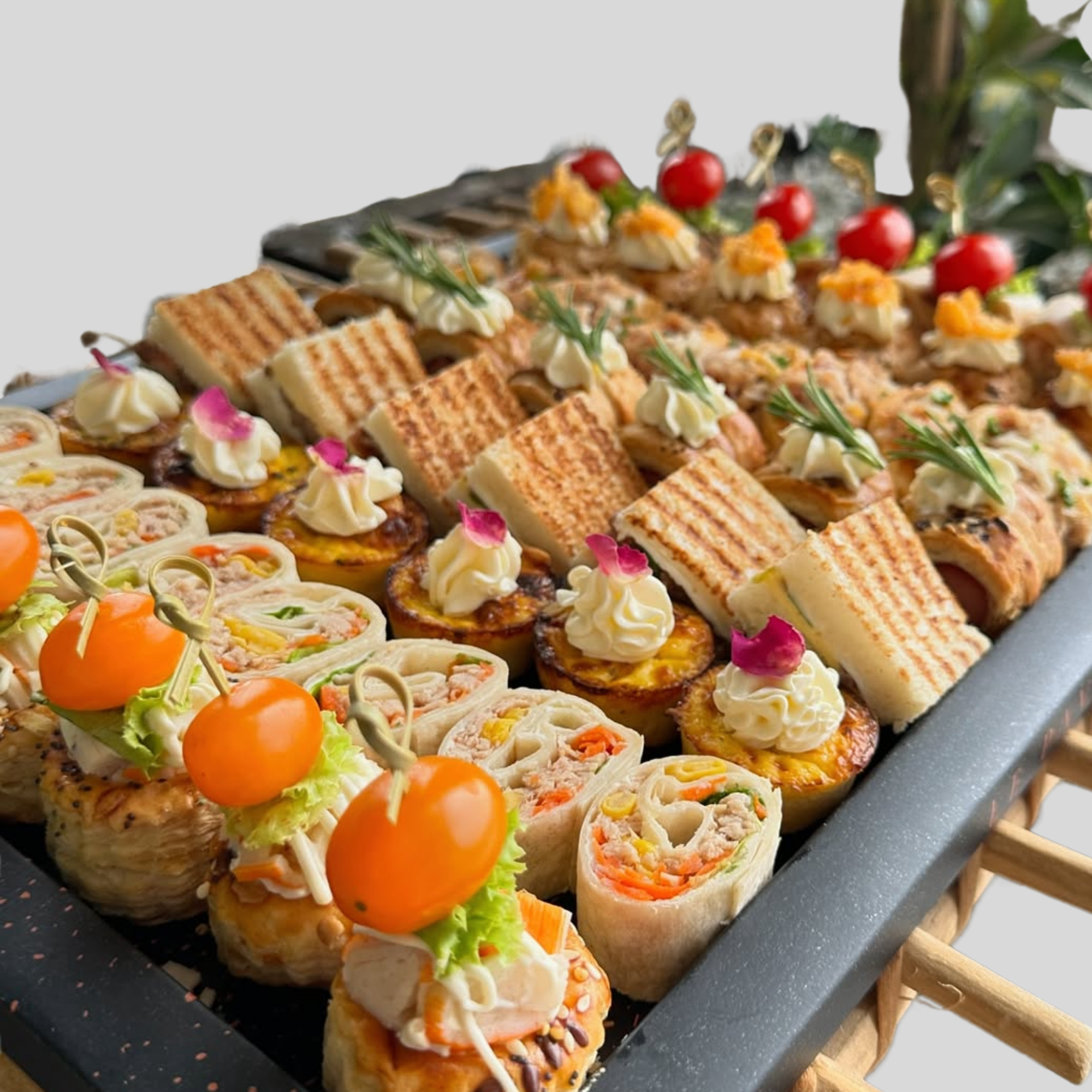 Plateau Salé Assorti – Mini Bouchées